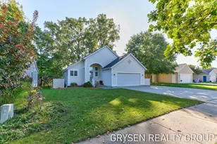 642 Clover Ridge Ave NW, Grand Rapids, MI 49504 - Photo 3