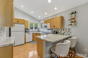 642 Clover Ridge Ave NW, Grand Rapids, MI 49504 - Photo 9