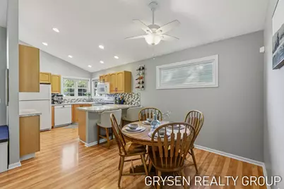 642 Clover Ridge Avenue NW, Grand Rapids, MI 49504 - Photo 11
