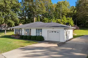84 E Hickory Rd, Battle Creek, MI 49017 - Photo 3