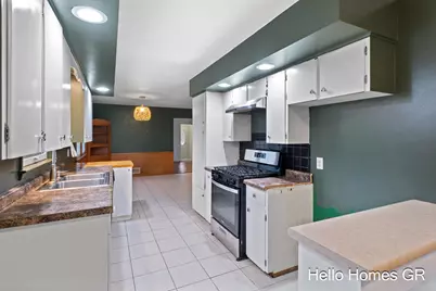 1135 Carrier Creek Boulevard NE, Grand Rapids, MI 49503 - Photo 13