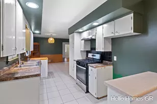 1135 Carrier Creek Blvd NE, Grand Rapids, MI 49503 - Photo 13