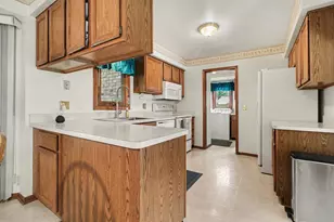 37885 Margareta Dr, Livonia, MI 48152 - Photo 9