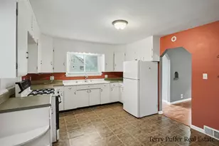 601 W 2nd St, Ludington, MI 49431 - Photo 13