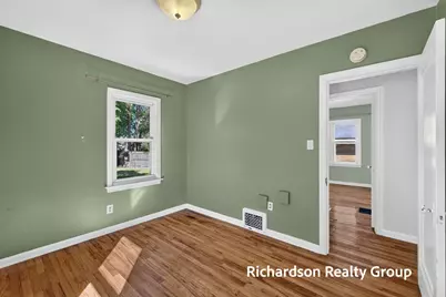 1055 NE Crescent Street NE, Grand Rapids, MI 49503 - Photo 9