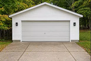 569 Porter Rd, Norton Shores, MI 49441 - Photo 5