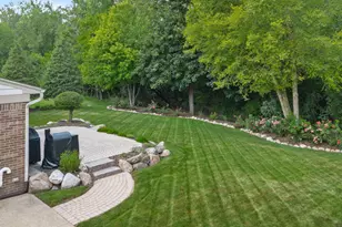 33054 Oak Hollow St, Farmington Hills, MI 48334 - Photo 3