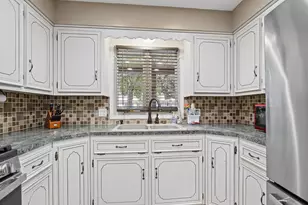 7337 Yorkshire Dr, Hudsonville, MI 49426 - Photo 5