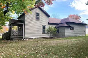 209 W Gilson St, Edmore, MI 48829 - Photo 3