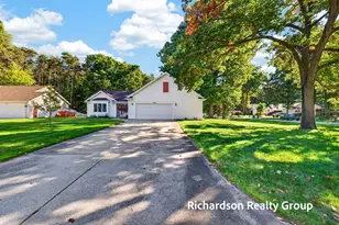 13496 Oakfield Ln, Grand Haven, MI 49417 - Photo 3