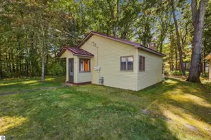 107 Sunset Ave, Cadillac, MI 49601 - Photo 23