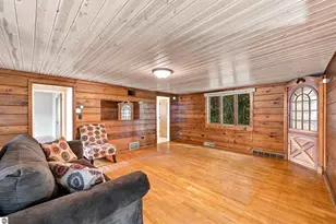 107 Sunset Ave, Cadillac, MI 49601 - Photo 7
