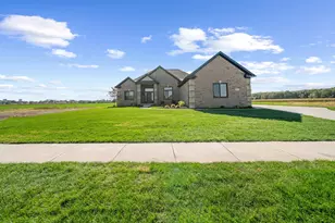 8127 Hunters Ridge Dr, Newport, MI 48166 - Photo 1