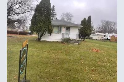 1060 W Lincoln Avenue, Ionia, MI 48846 - Photo 1