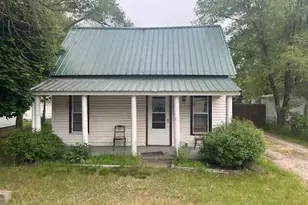 844 N Oak St, Evart, MI 49631 - Photo 1