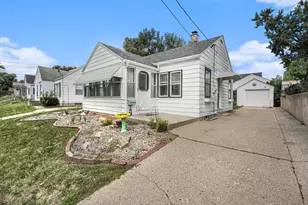 949 Hollywood St NE, Grand Rapids, MI 49505 - Photo 1