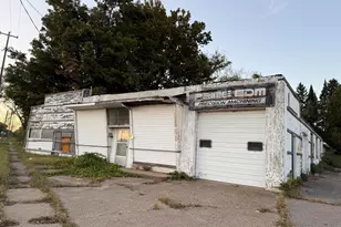 926 Austin Ave, Albion, MI 49224 - Photo 1