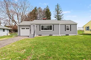 2305 Maple Dr, Jackson, MI 49203 - Photo 1