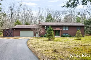 938 N Scenic Dr, Muskegon, MI 49445 - Photo 1