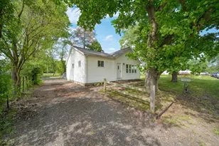 105 Trumble Ave, Jackson, MI 49203 - Photo 1