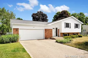 895 Bellewood Dr SE, Grand Rapids, MI 49508 - Photo 1