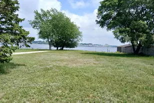 846 S Lakeshore Dr, Ludington, MI 49431 - Photo 1