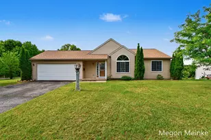 105 Pineview Dr, Belding, MI 48809 - Photo 1