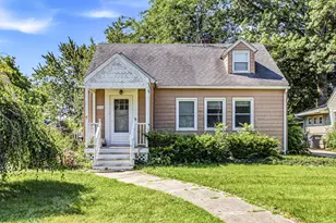 912 Kingsley Ave, Saint Joseph, MI 49085 - Photo 1