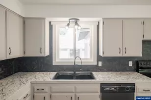 615 5th Ave, Sweet Home, OR 97386 - Photo 5