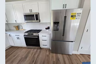 195 Iowa St, Silverton, OR 97381 - Photo 9