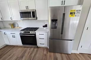 195 Iowa St, Silverton, OR 97381 - Photo 9