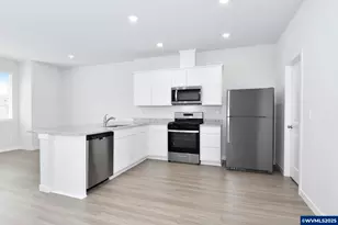 1233 Parkside Ave, Woodburn, OR 97071 - Photo 5