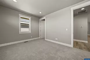 2525 NW Redwood Cir, Redmond, OR 97756 - Photo 19