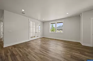 2633 NW Redwood Cir, Redmond, OR 97756 - Photo 13