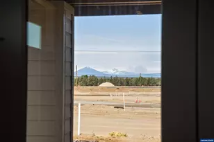 2633 NW Redwood Cir, Redmond, OR 97756 - Photo 9