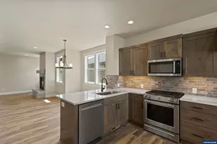 2628 NW Redwood Cir, Redmond, OR 97756 - Photo 17