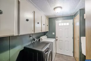 38129 Weirich Dr, Lebanon, OR 97355 - Photo 3