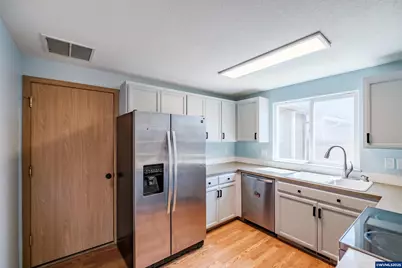 1024 S 10th St, Lebanon, OR 97355 - Photo 7