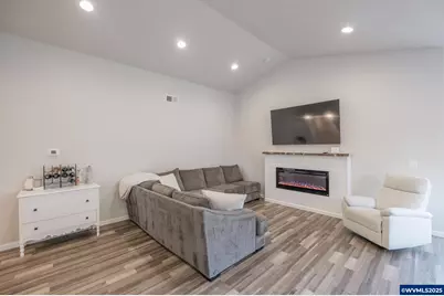 414 SE Ray St, Dallas, OR 97338 - Photo 3