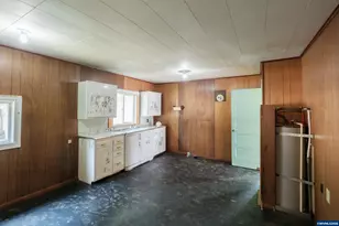 554 Mitchell St, Falls City, OR 97344 - Photo 9