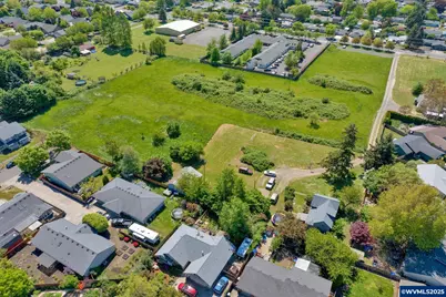 1133 Irvington Dr, Eugene, OR 97404 - Photo 9