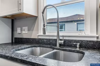 221 SW Rainbow Av, Dallas, OR 97338 - Photo 13