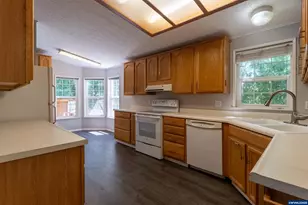 1284 N 19th St, Philomath, OR 97370 - Photo 7