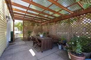 985 E College St, Mount Angel, OR 97362 - Photo 25