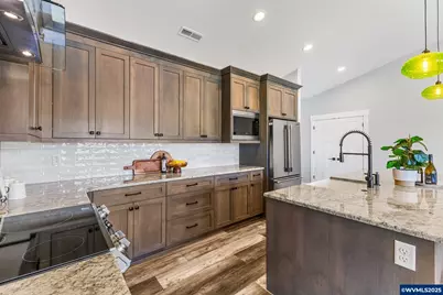 625 NW Crater Lake Dr, Dallas, OR 97338 - Photo 11