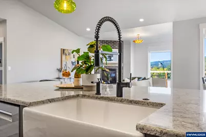 625 NW Crater Lake Dr, Dallas, OR 97338 - Photo 9