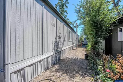 1065 Pacific Hwy #4, Woodburn, OR 97071 - Photo 31