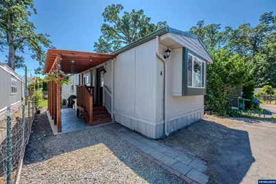 1065 Pacific Hwy #4, Woodburn, OR 97071 - Photo 1