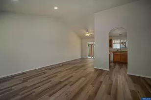 1033 E St, Independence, OR 97351 - Photo 7