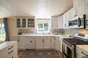 1049 N River Dr, Sweet Home, OR 97386 - Photo 9